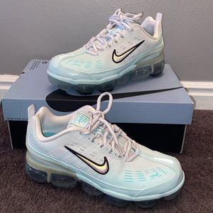 Women’s Nike Air Vapormax 360 Photon Dust/Aurora Green Size: 8
